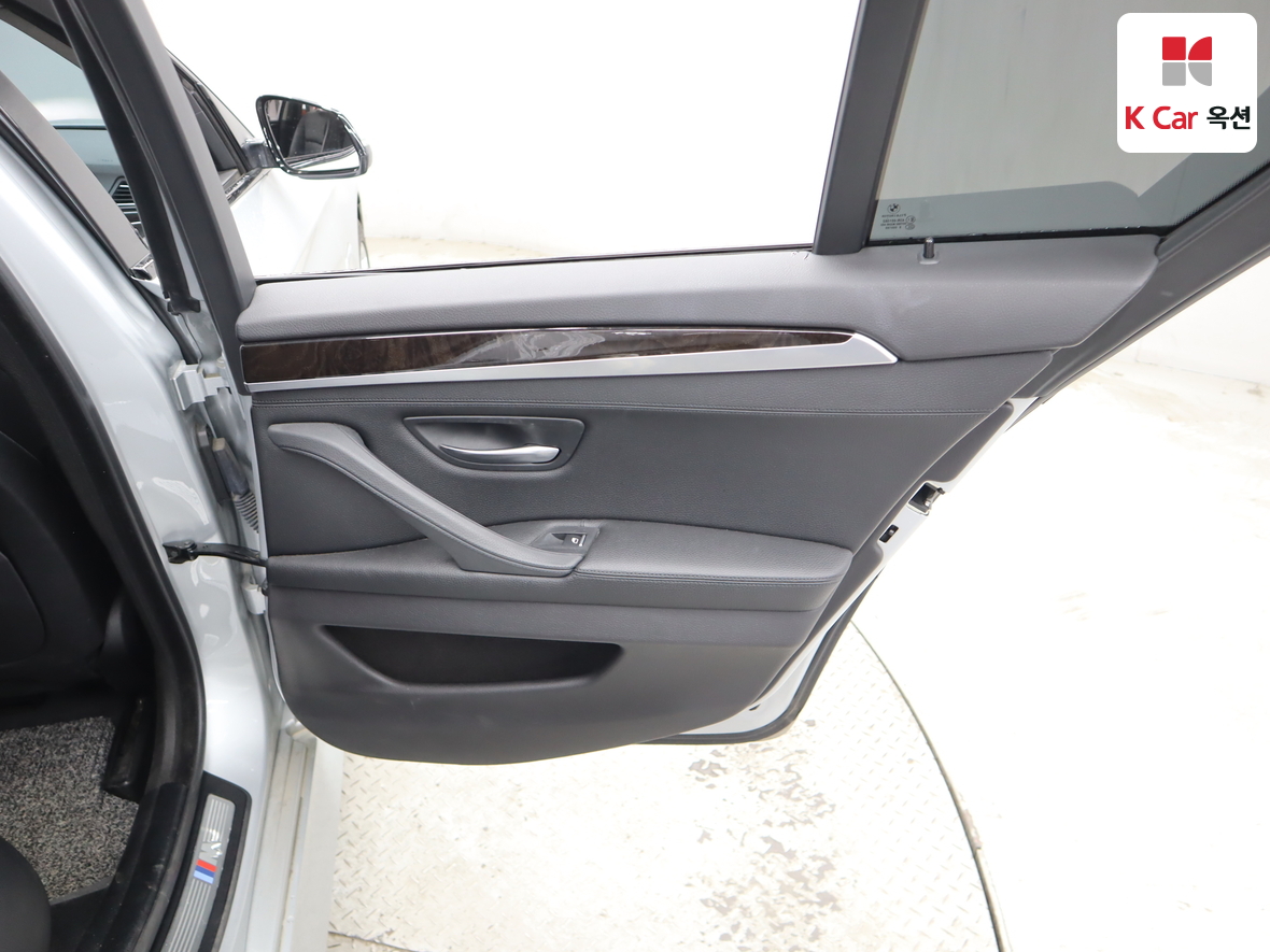 BMW 5 Series 2016 - Image 31