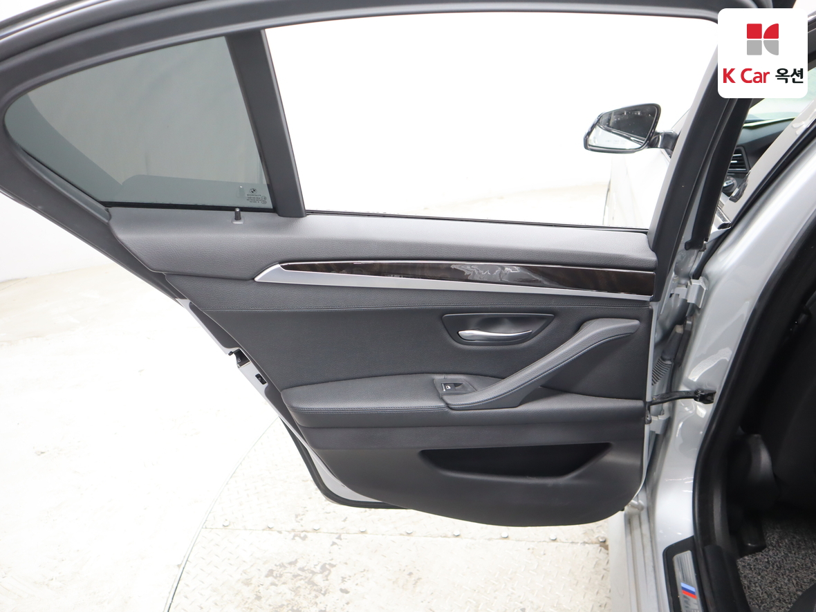 BMW 5 Series 2016 - Image 25
