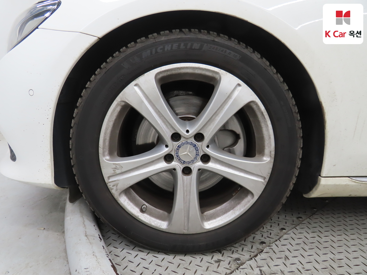 메르세데스-벤츠 E-클래스 2017 - 이미지 45