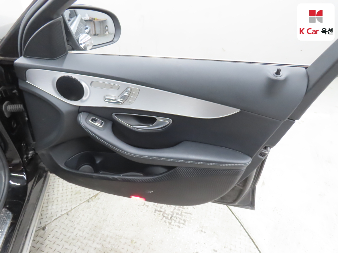 Mercedes-Benz C-Class 2018 - Image 31