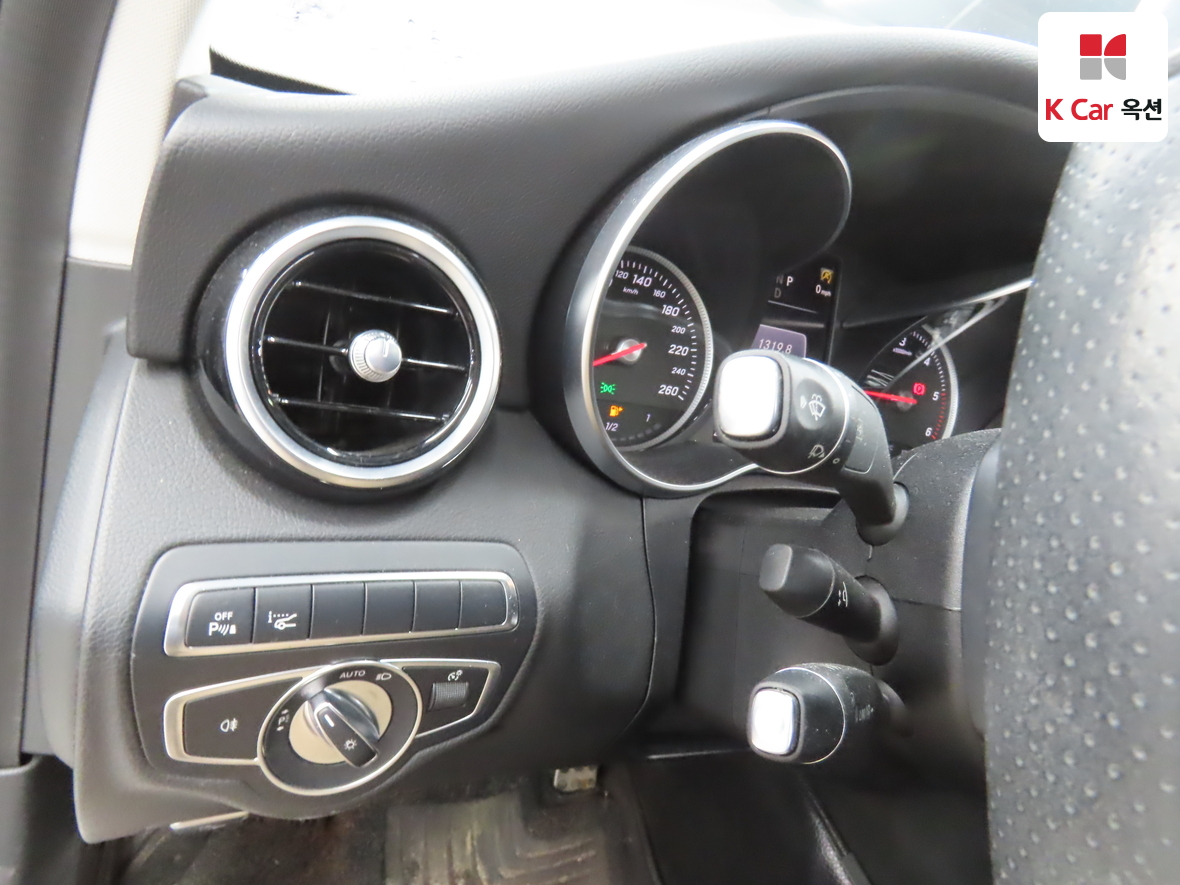 Mercedes-Benz C-Class 2018 - Image 9