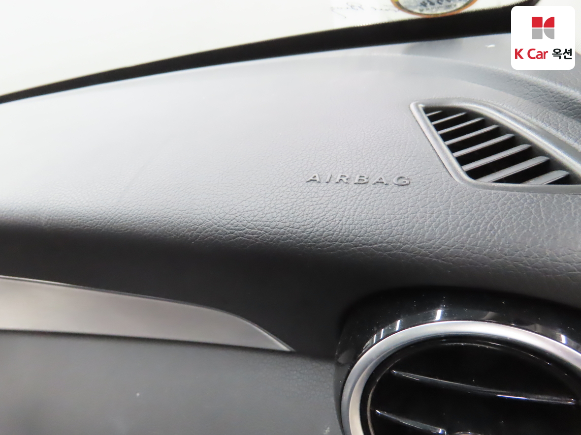 Mercedes-Benz C-Class 2018 - Image 33