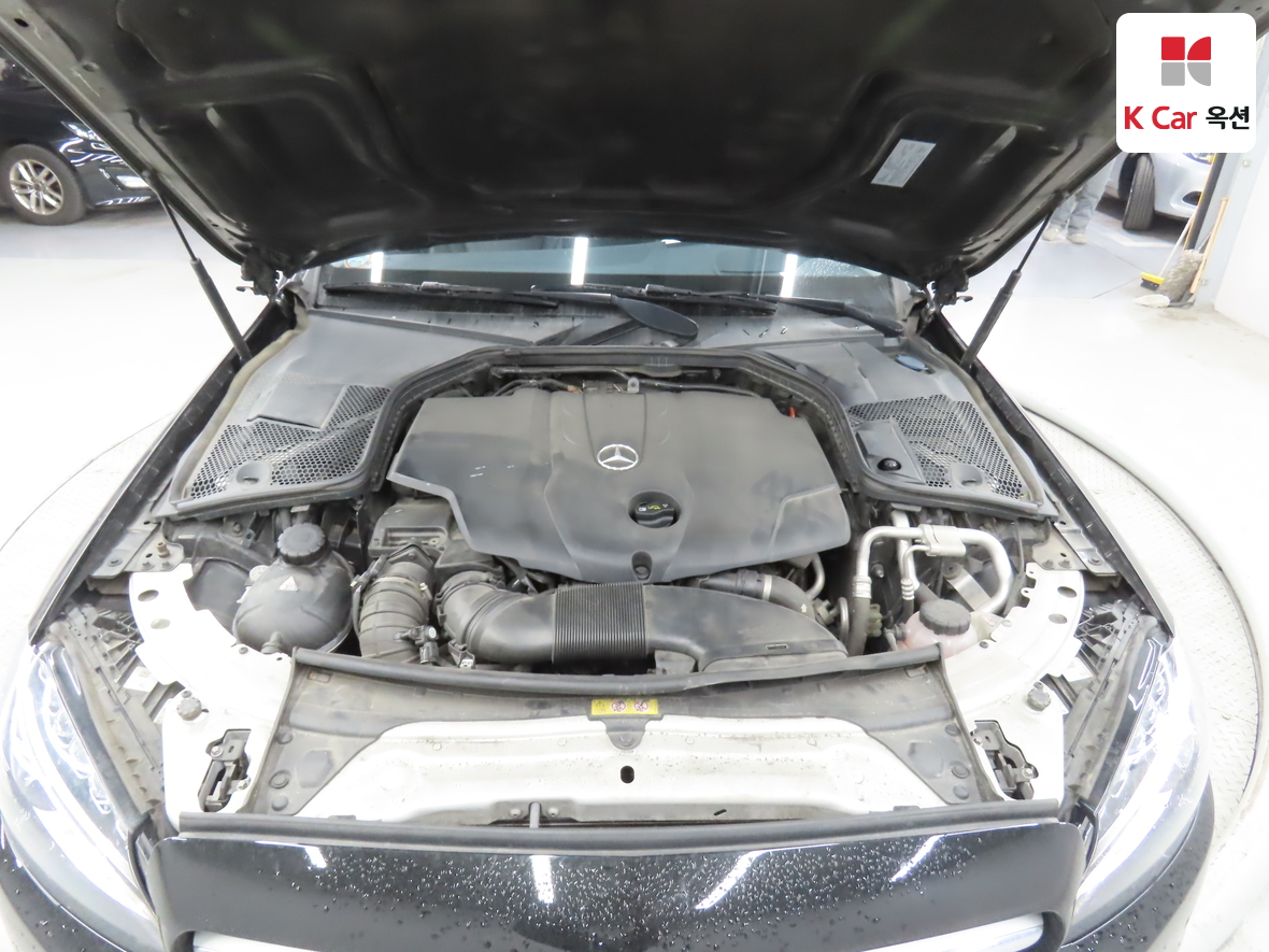 Mercedes-Benz C-Class 2018 - Image 35