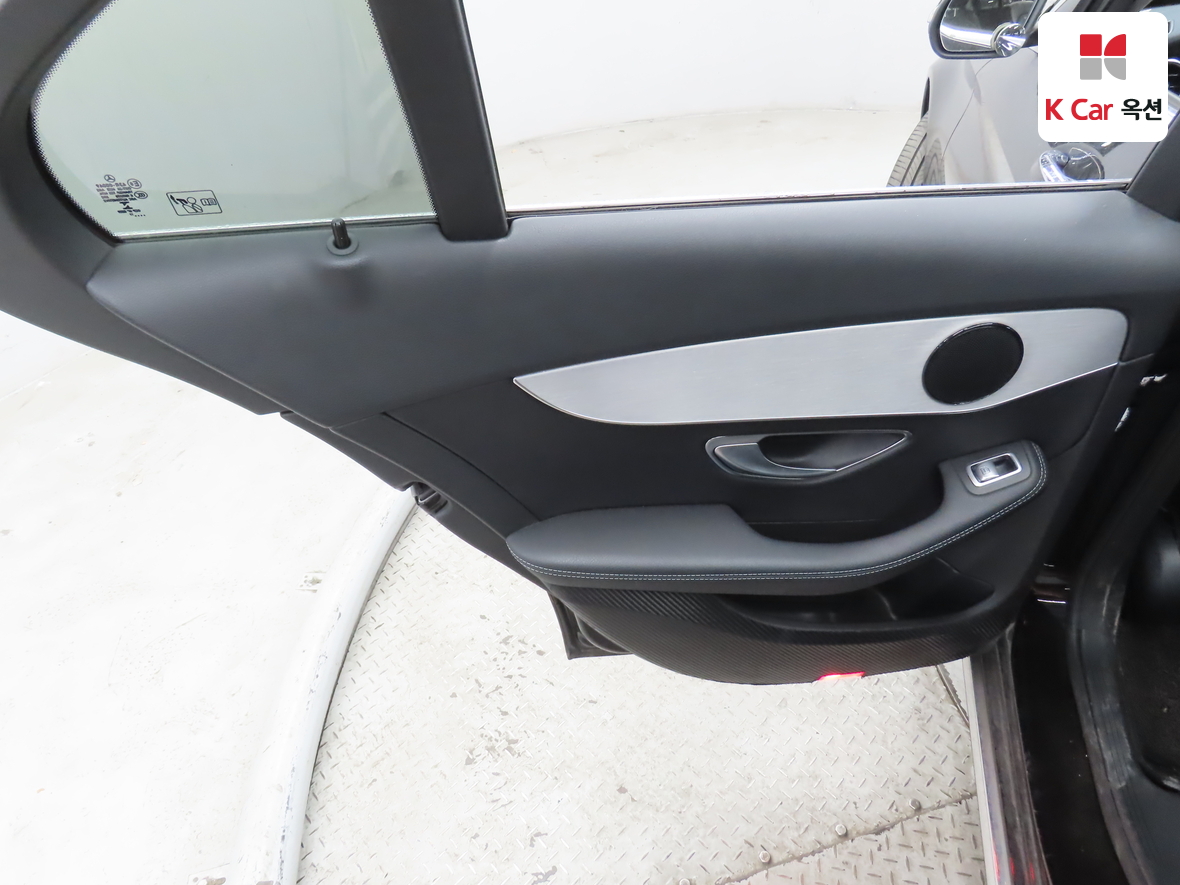 Mercedes-Benz C-Class 2018 - Image 25