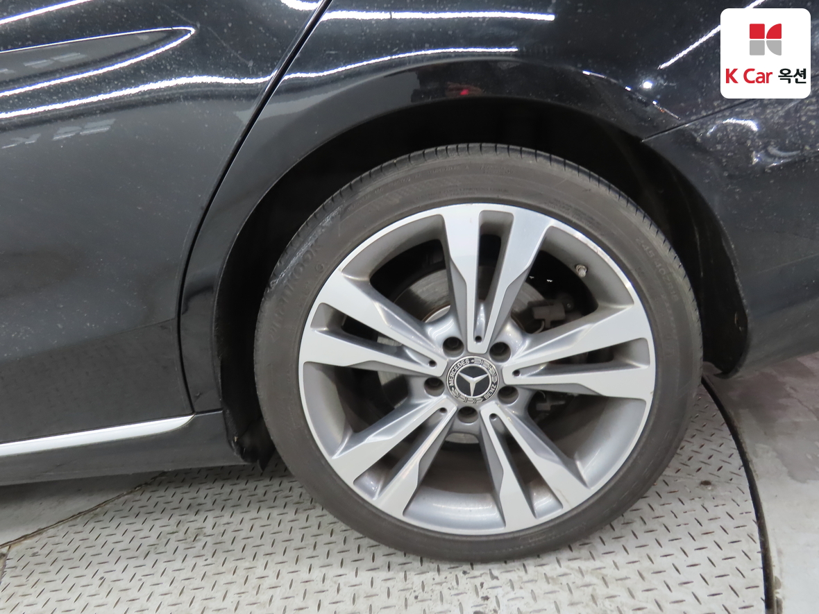 Mercedes-Benz C-Class 2018 - Image 43