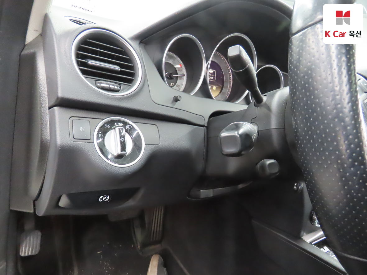 Mercedes-Benz C-Class 2012 - Image 9