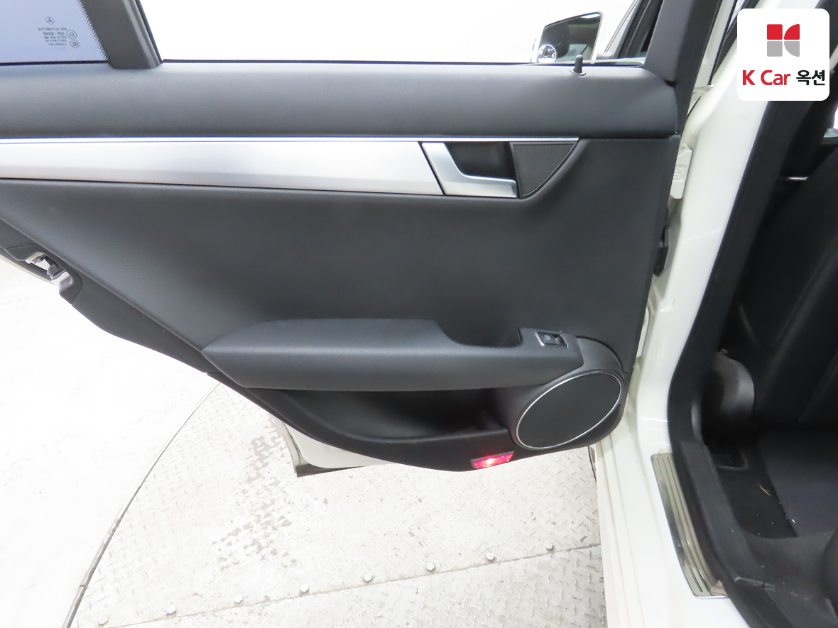 Mercedes-Benz C-Class 2012 - Image 25