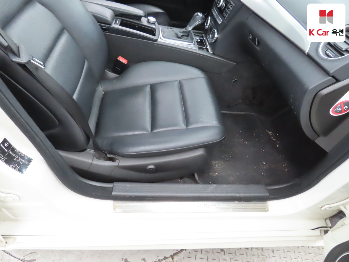 Mercedes-Benz C-Class 2012 - Image 32