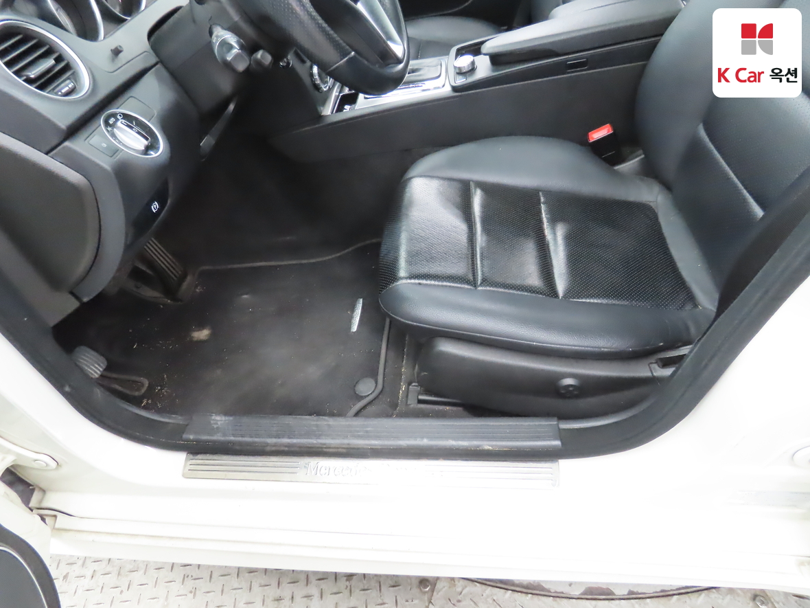 Mercedes-Benz C-Class 2012 - Image 18