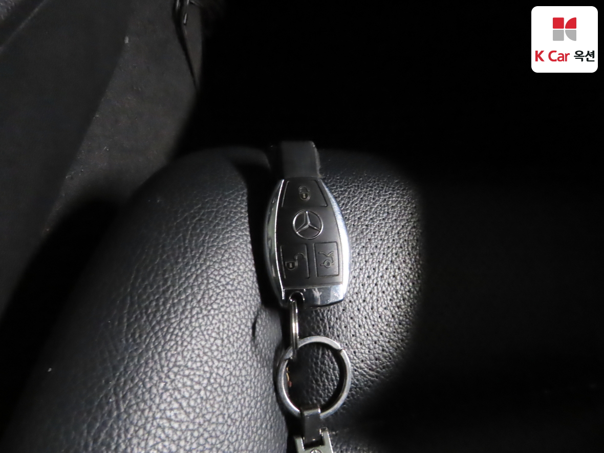 Mercedes-Benz C-Class 2012 - Image 17