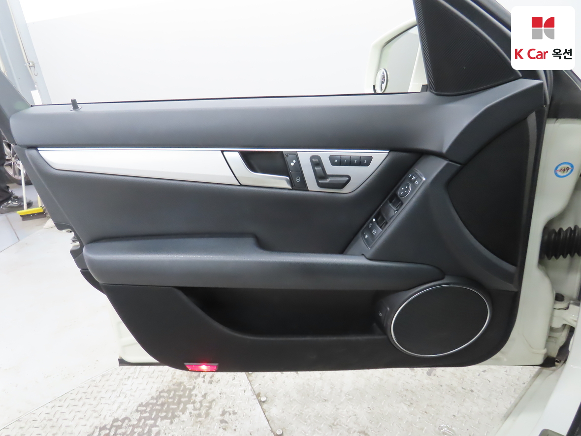 Mercedes-Benz C-Class 2012 - Image 8