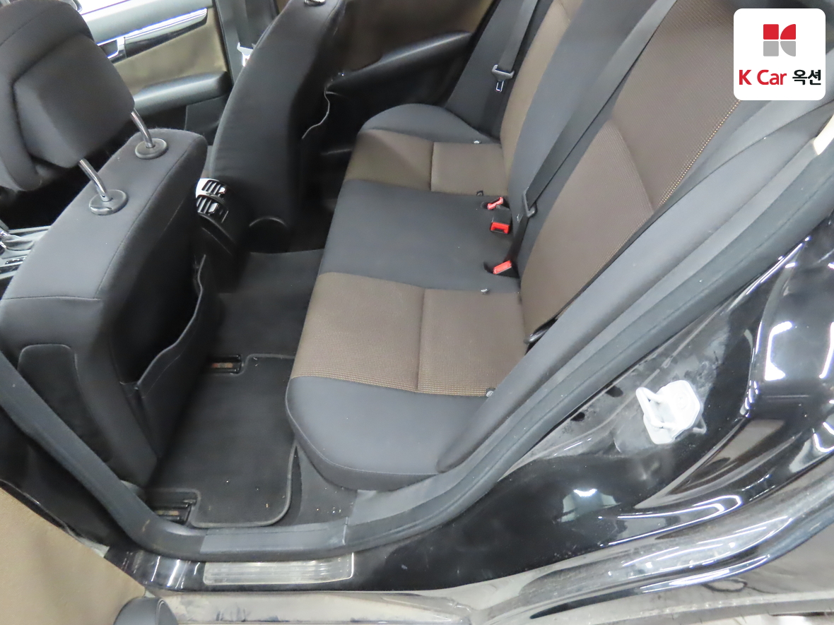 Mercedes-Benz C-Class 2010 - Image 22