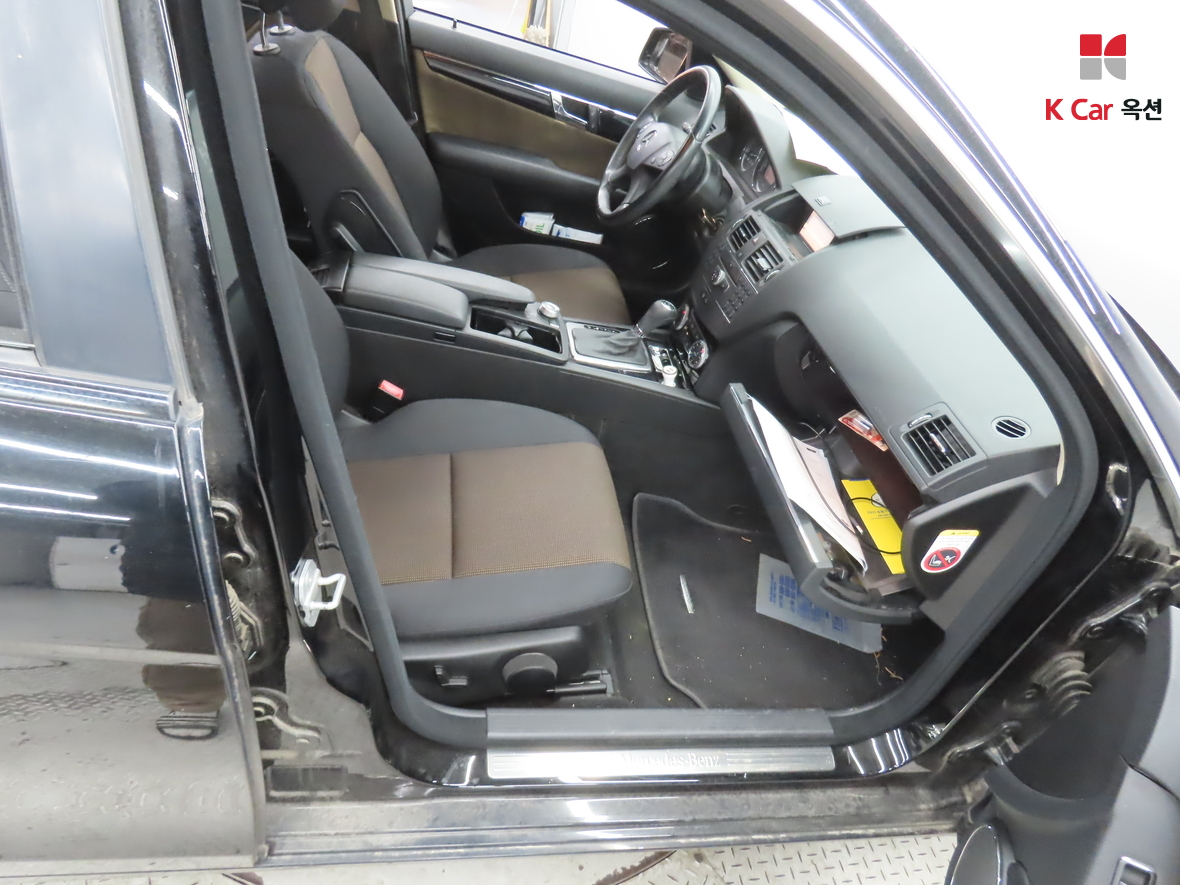 Mercedes-Benz C-Class 2010 - Image 28