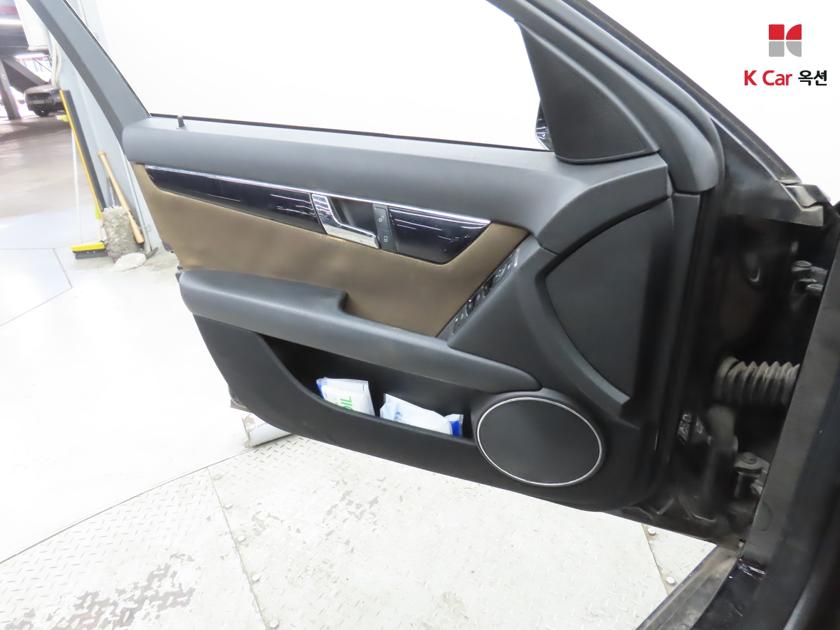 Mercedes-Benz C-Class 2010 - Image 8