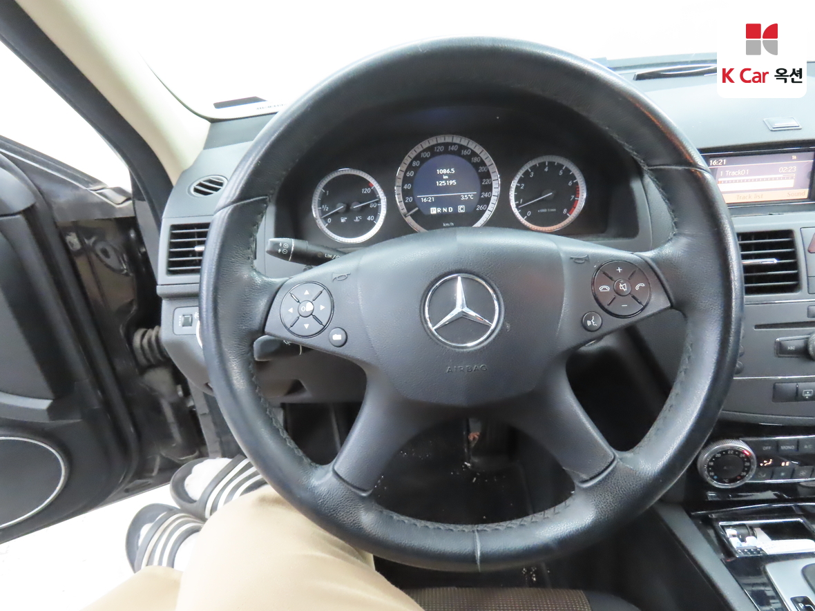 Mercedes-Benz C-Class 2010 - Image 10
