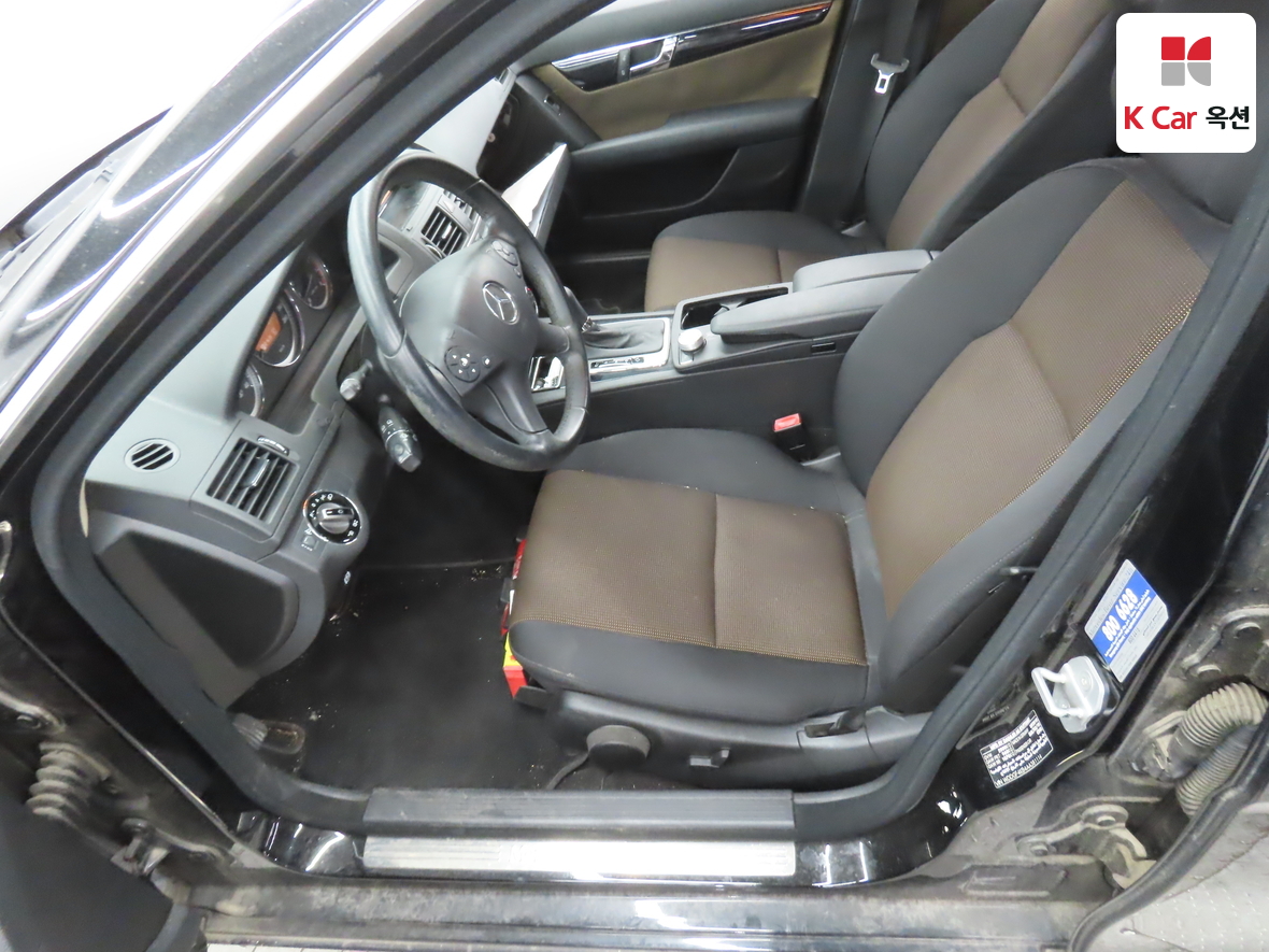 Mercedes-Benz C-Class 2010 - Image 18