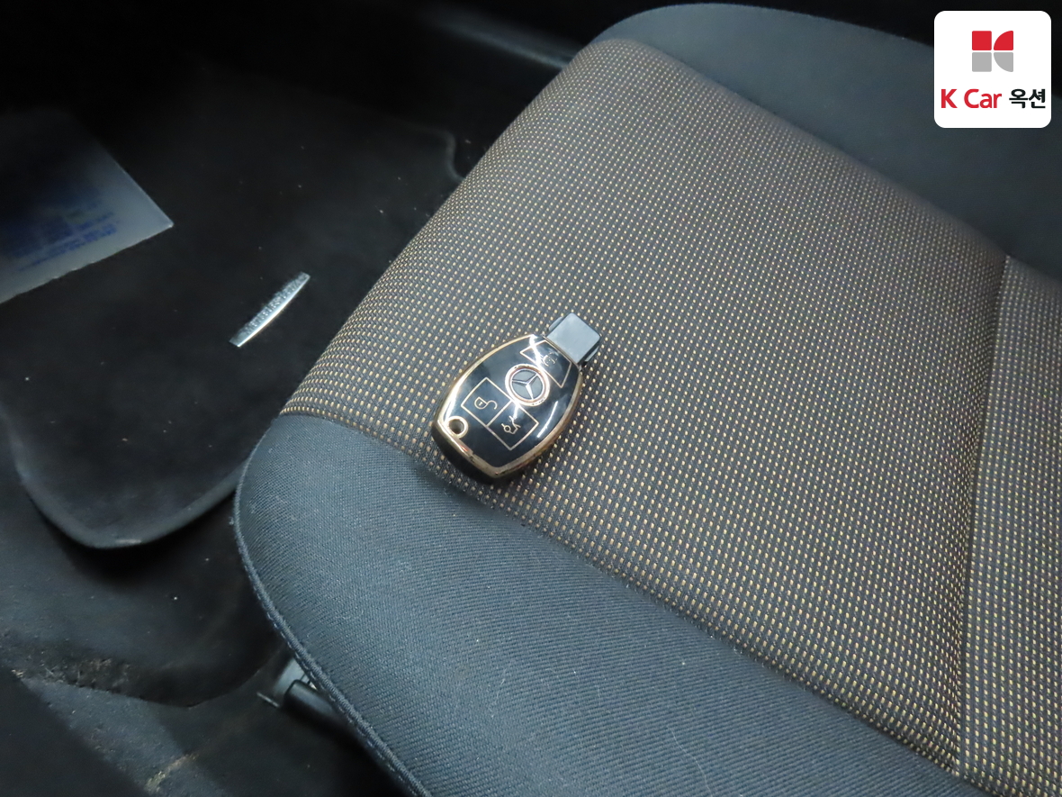 Mercedes-Benz C-Class 2010 - Image 17