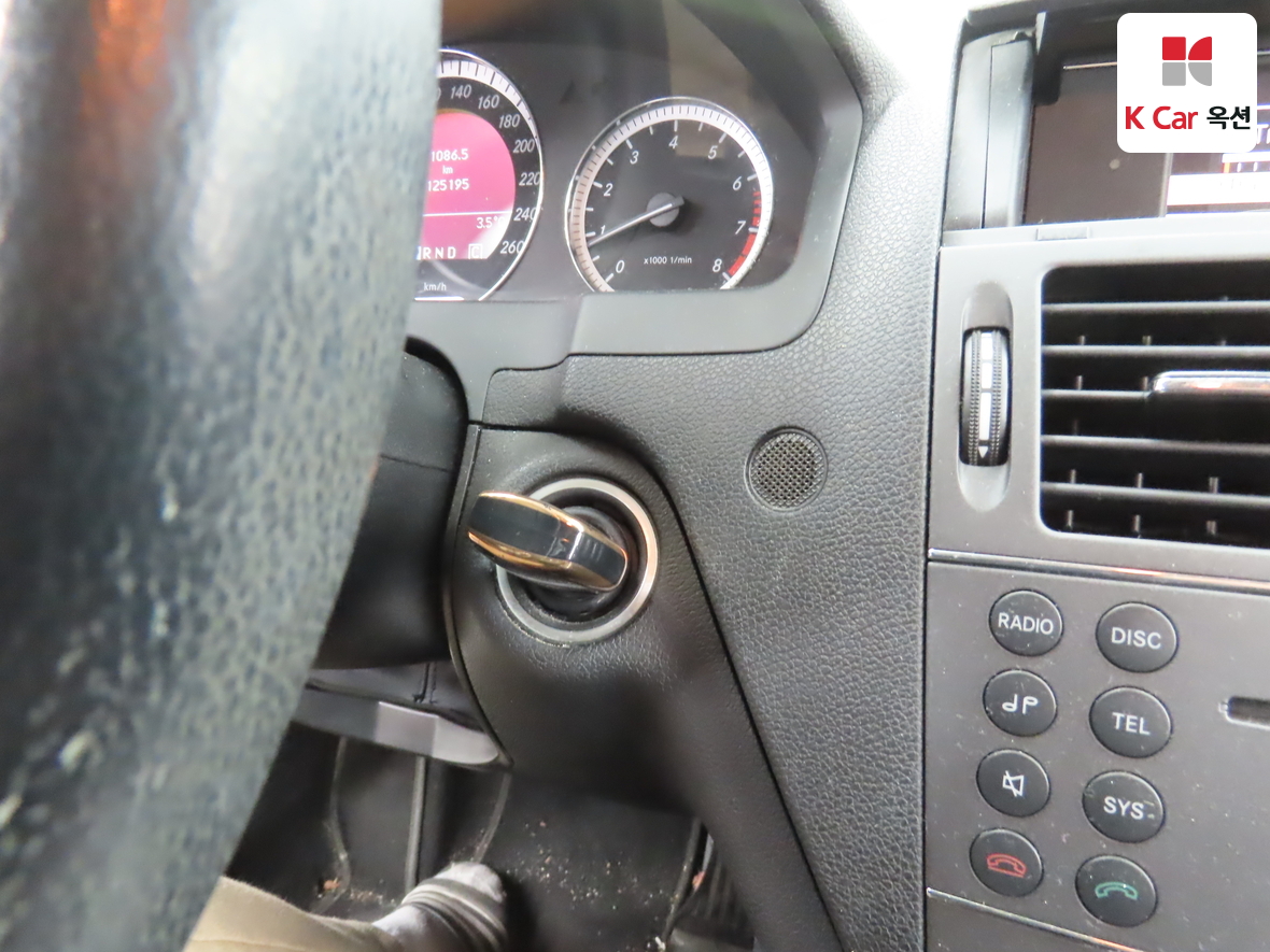 Mercedes-Benz C-Class 2010 - Image 11