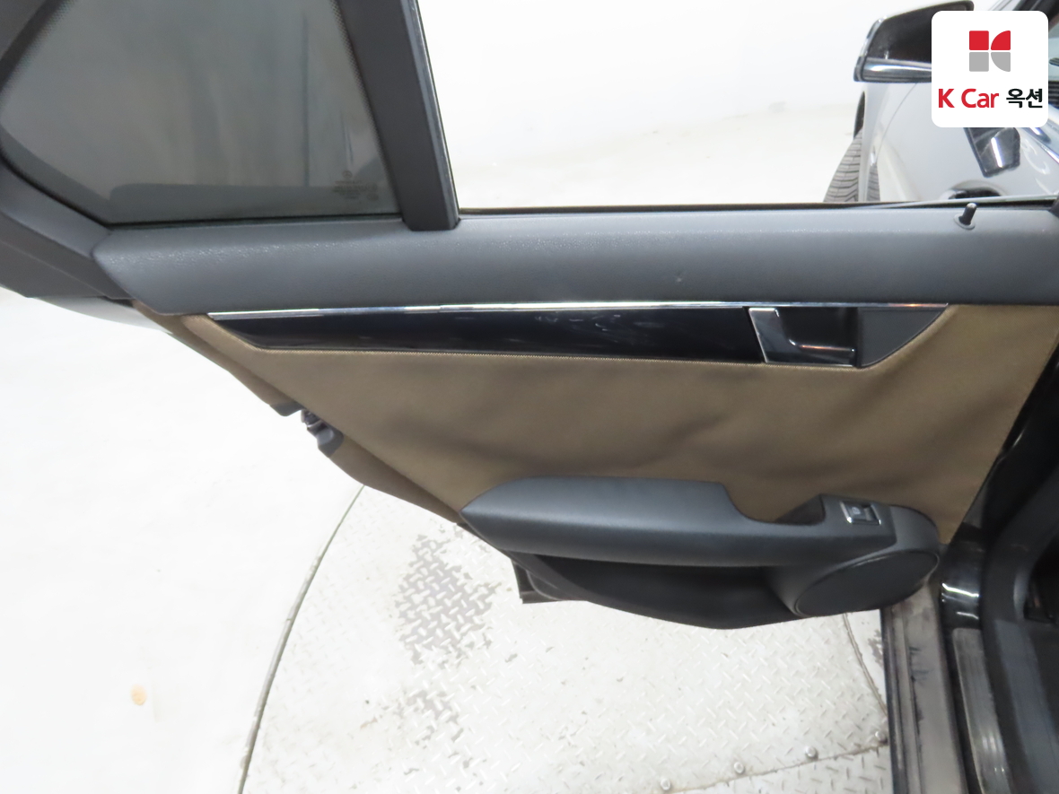 Mercedes-Benz C-Class 2010 - Image 21