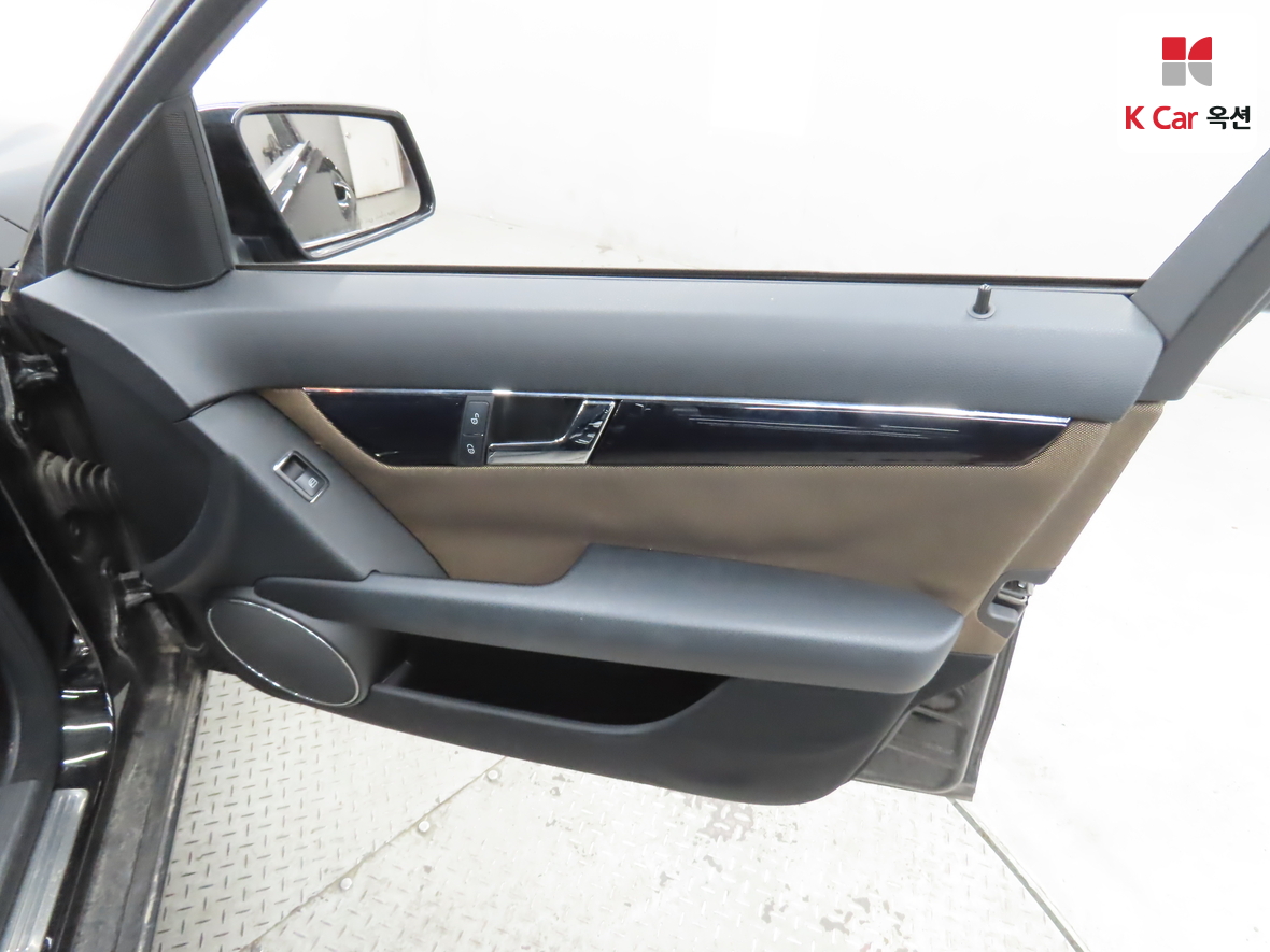 Mercedes-Benz C-Class 2010 - Image 27