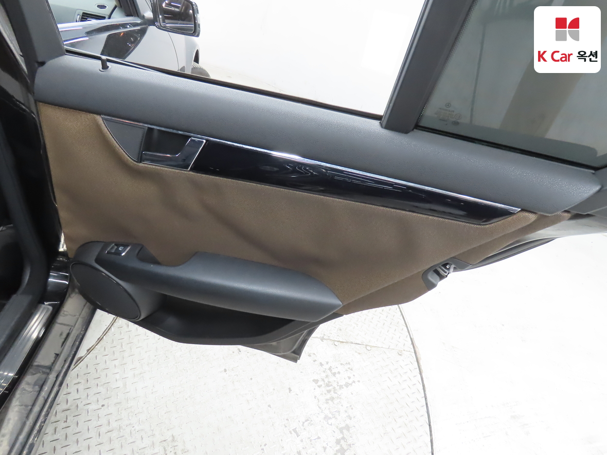 Mercedes-Benz C-Class 2010 - Image 25