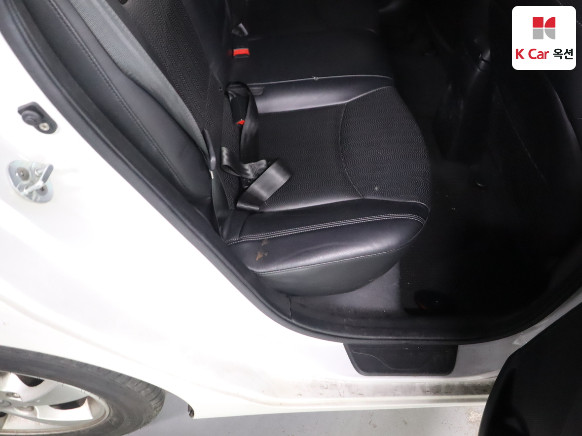 Hyundai Elantra 2011 - Image 27