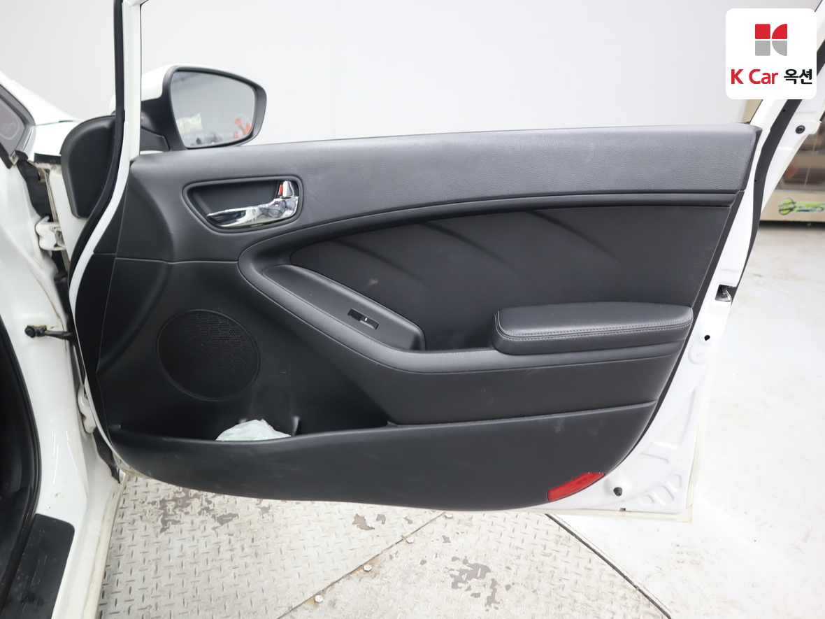 Kia K3 2013 - Image 32