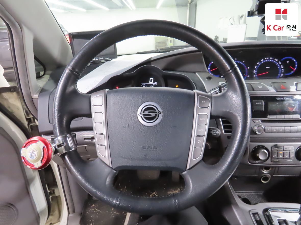 KG Mobility Korando Turismo 2015 - Image 10