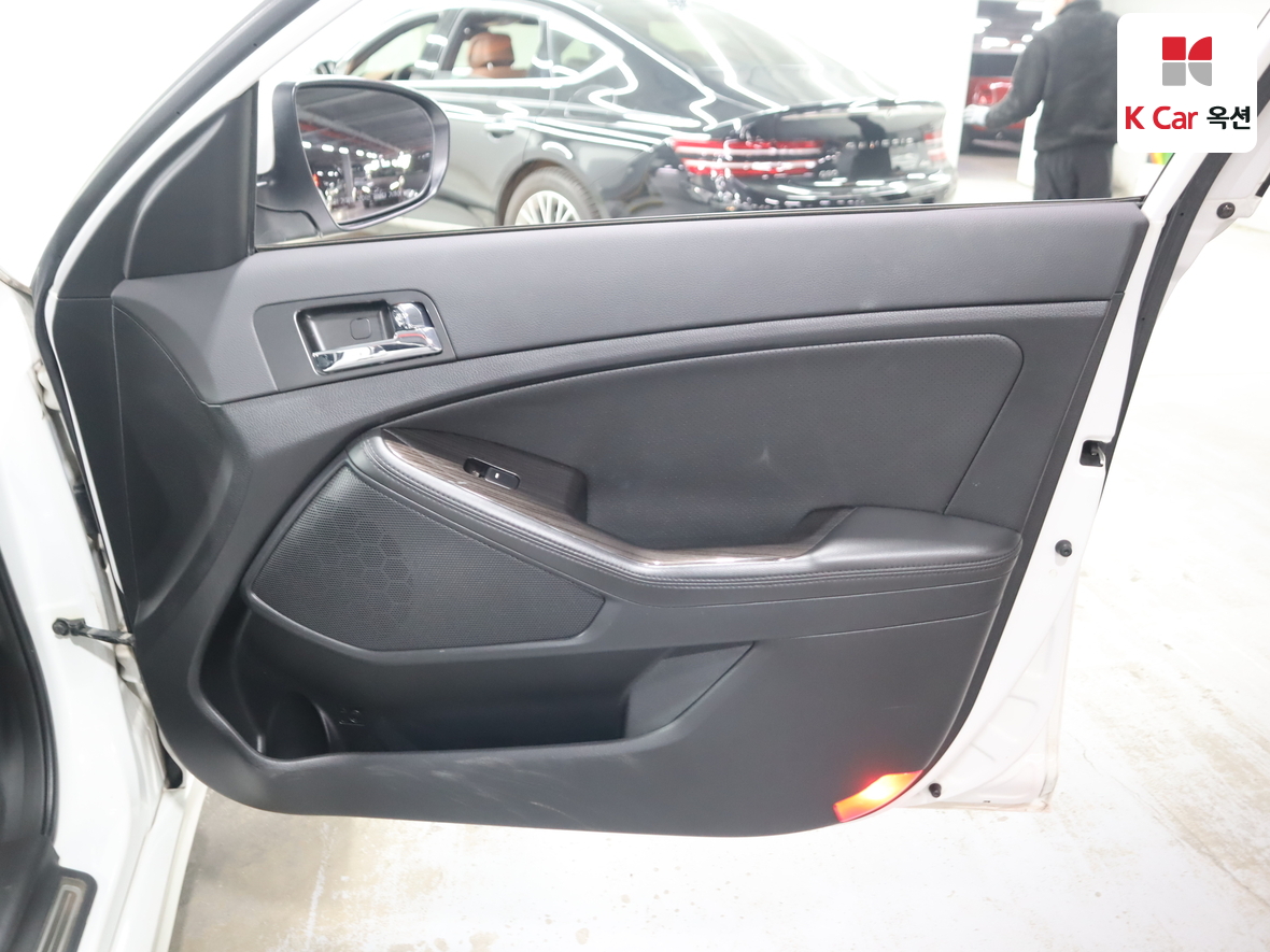 Kia K5 2011 - Image 30