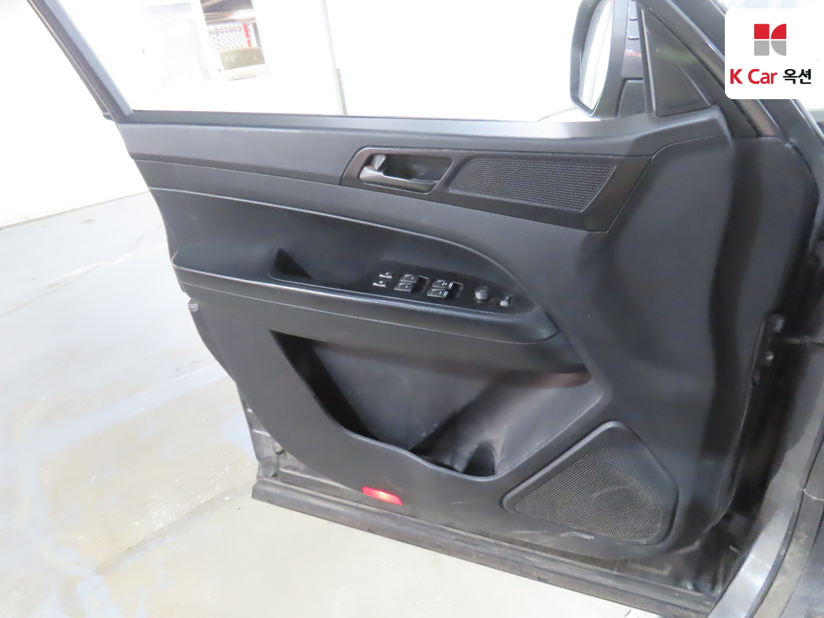 KG Mobility Rexton Sports Khan 2020 - Image 8