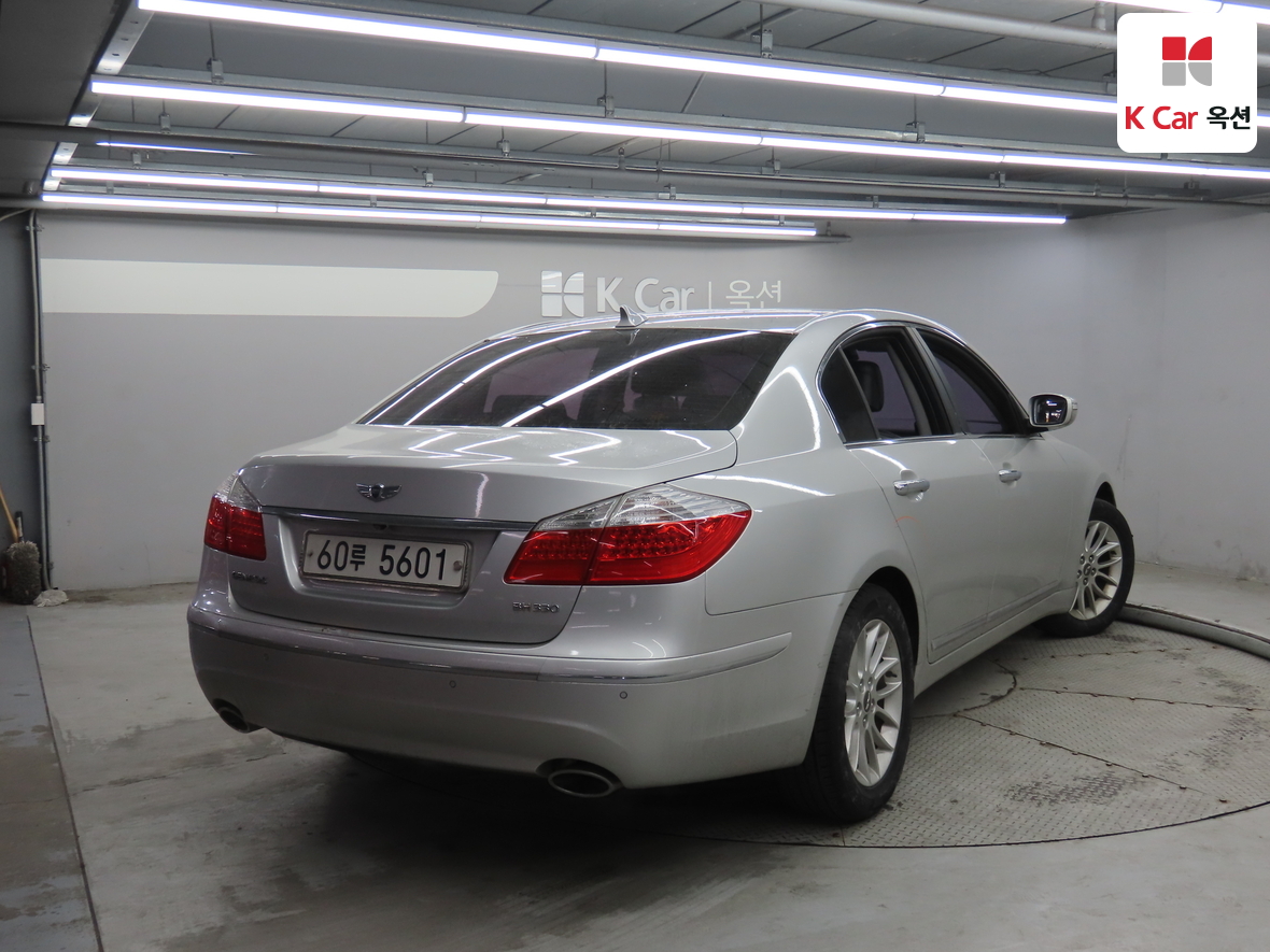 Hyundai Genesis 2009 - Image 2