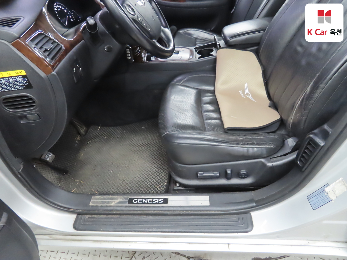 Hyundai Genesis 2009 - Image 17