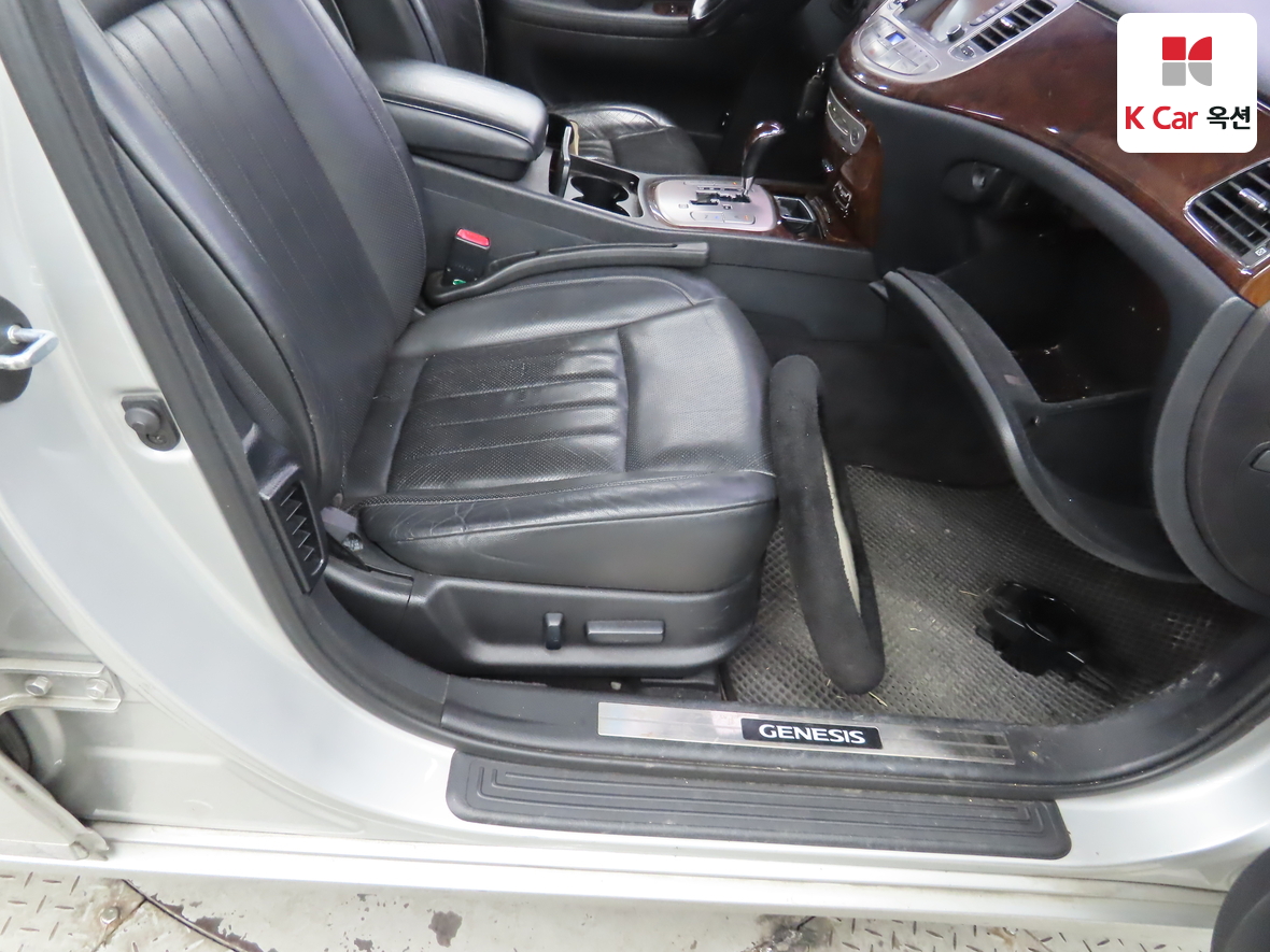Hyundai Genesis 2009 - Image 30