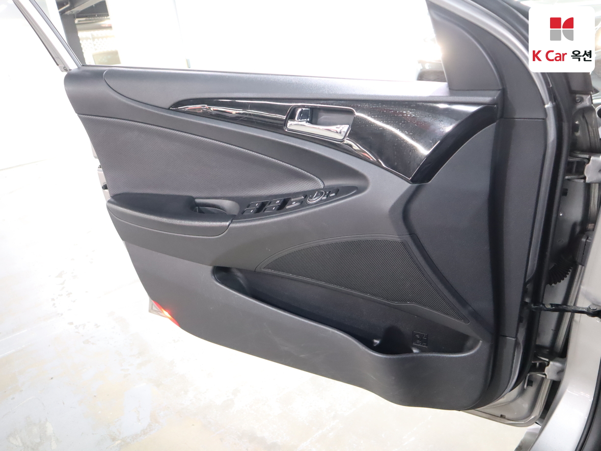 Hyundai Sonata 2010 - Image 8