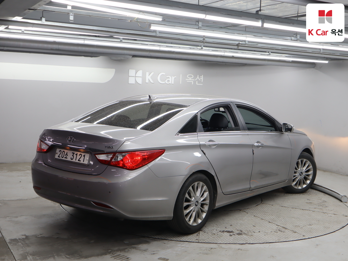 Hyundai Sonata 2010 - Image 2