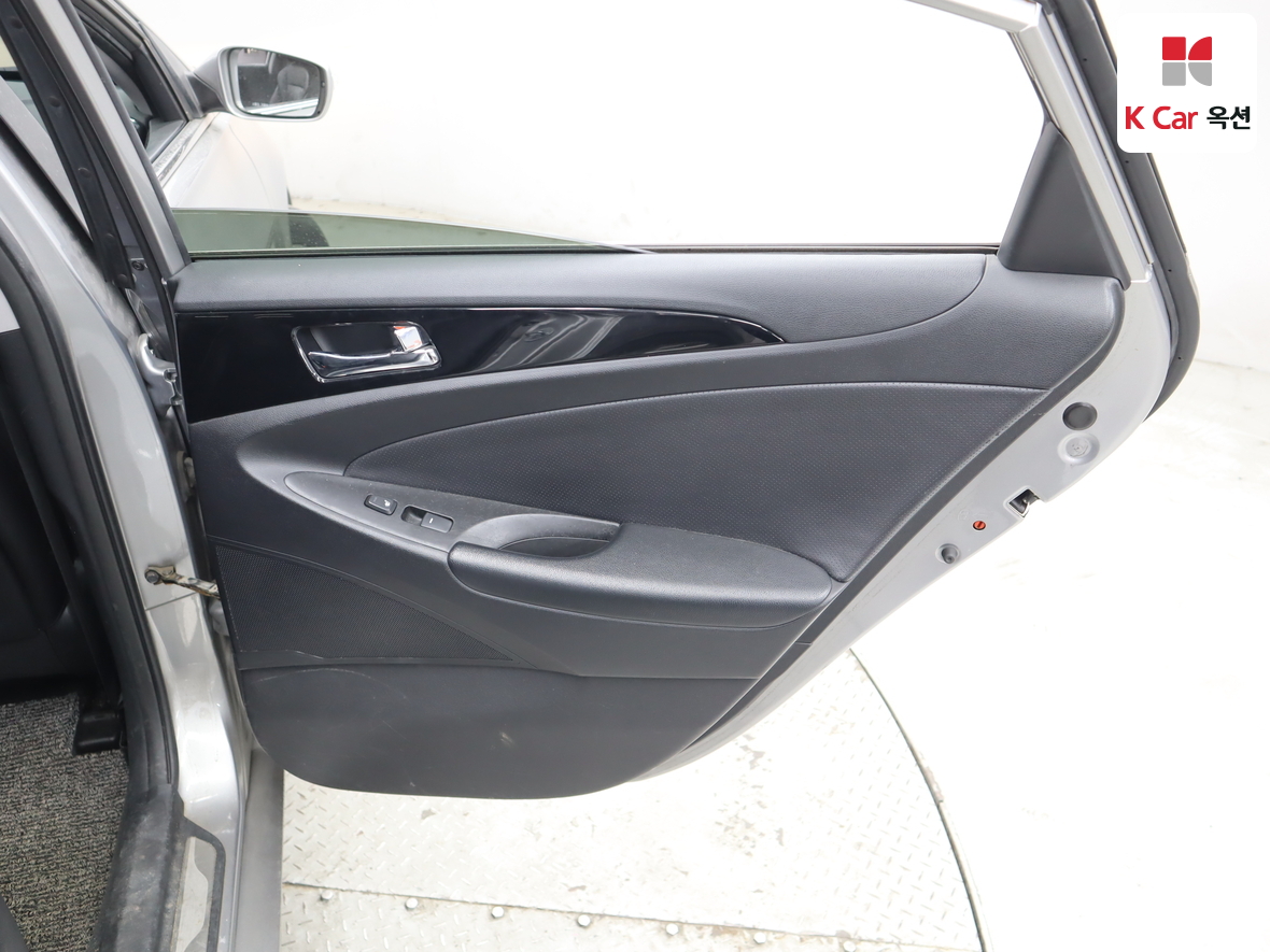 Hyundai Sonata 2010 - Image 27