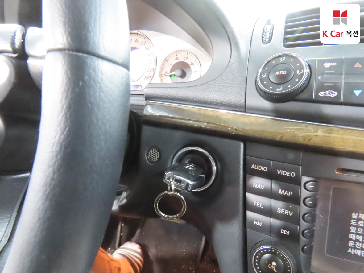 Mercedes-Benz E-Class 2008 - Image 11