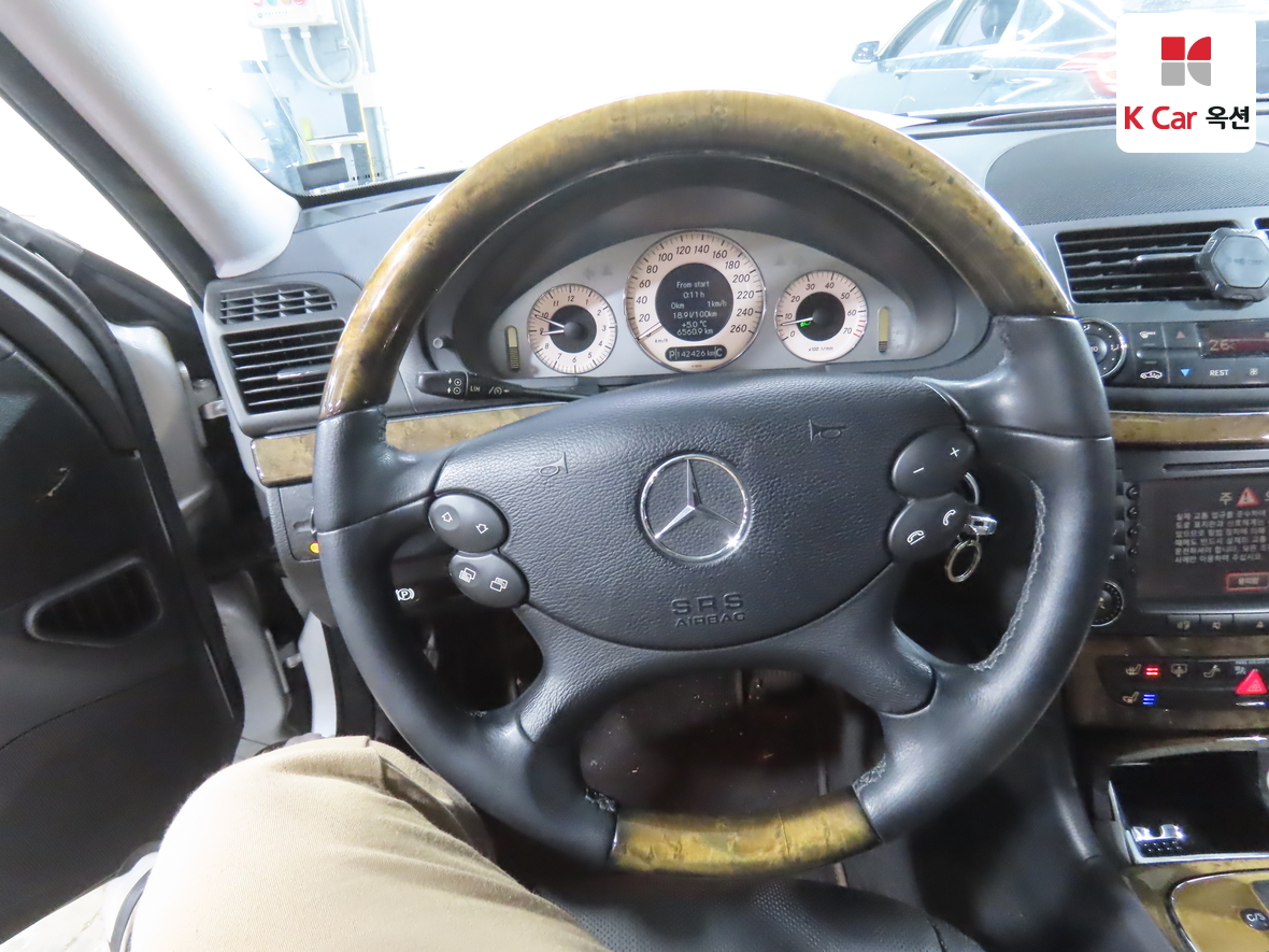 Mercedes-Benz E-Class 2008 - Image 10