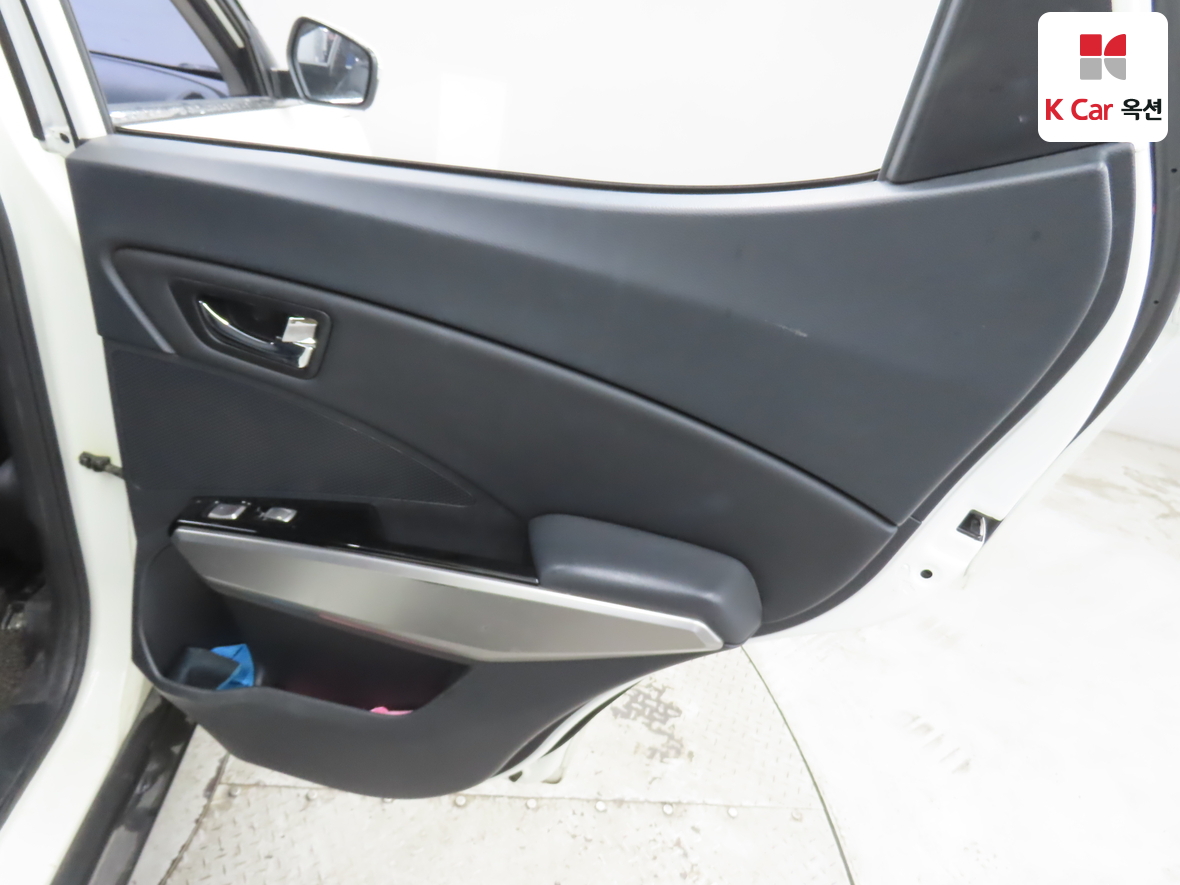 KG Mobility Tivoli 2016 - Image 29