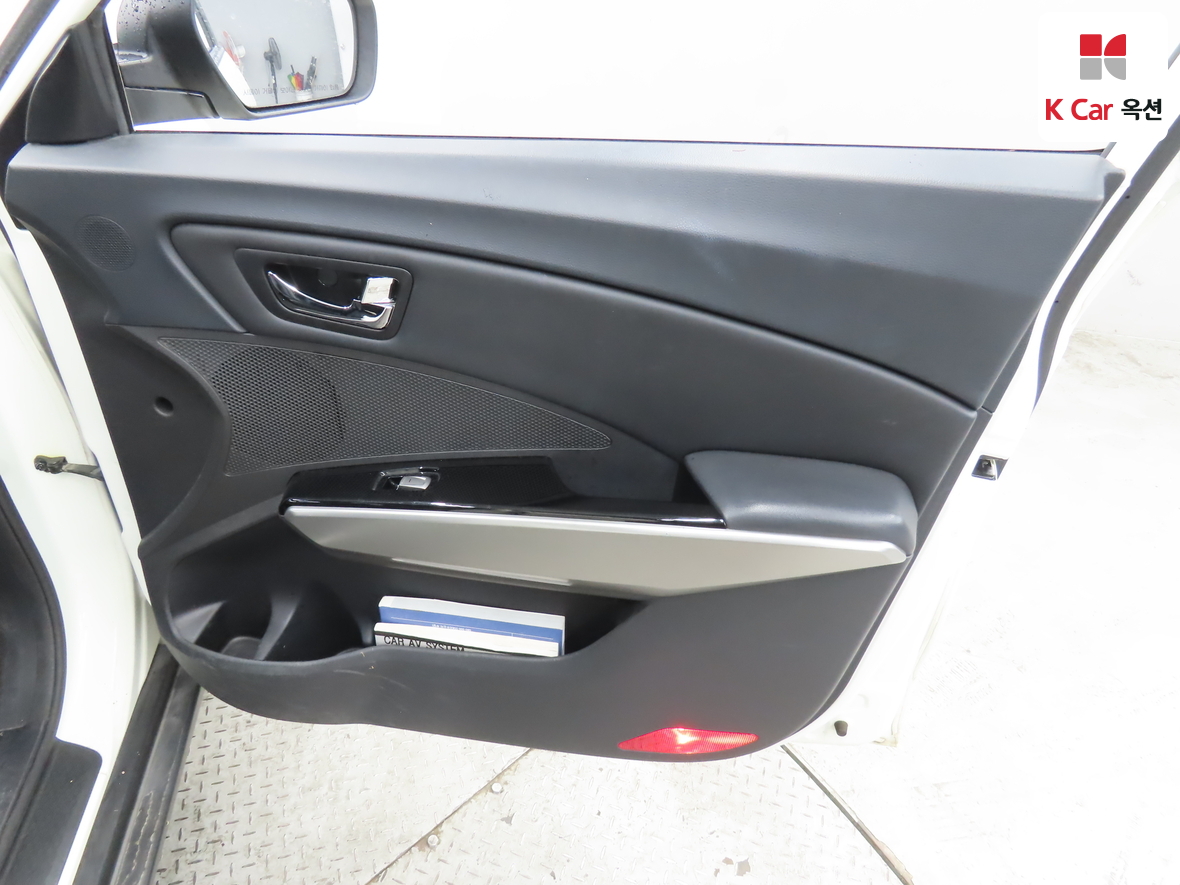 KG Mobility Tivoli 2016 - Image 31