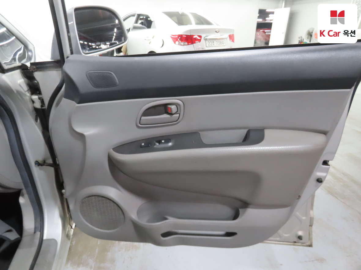 Kia Carens 2008 - Image 28