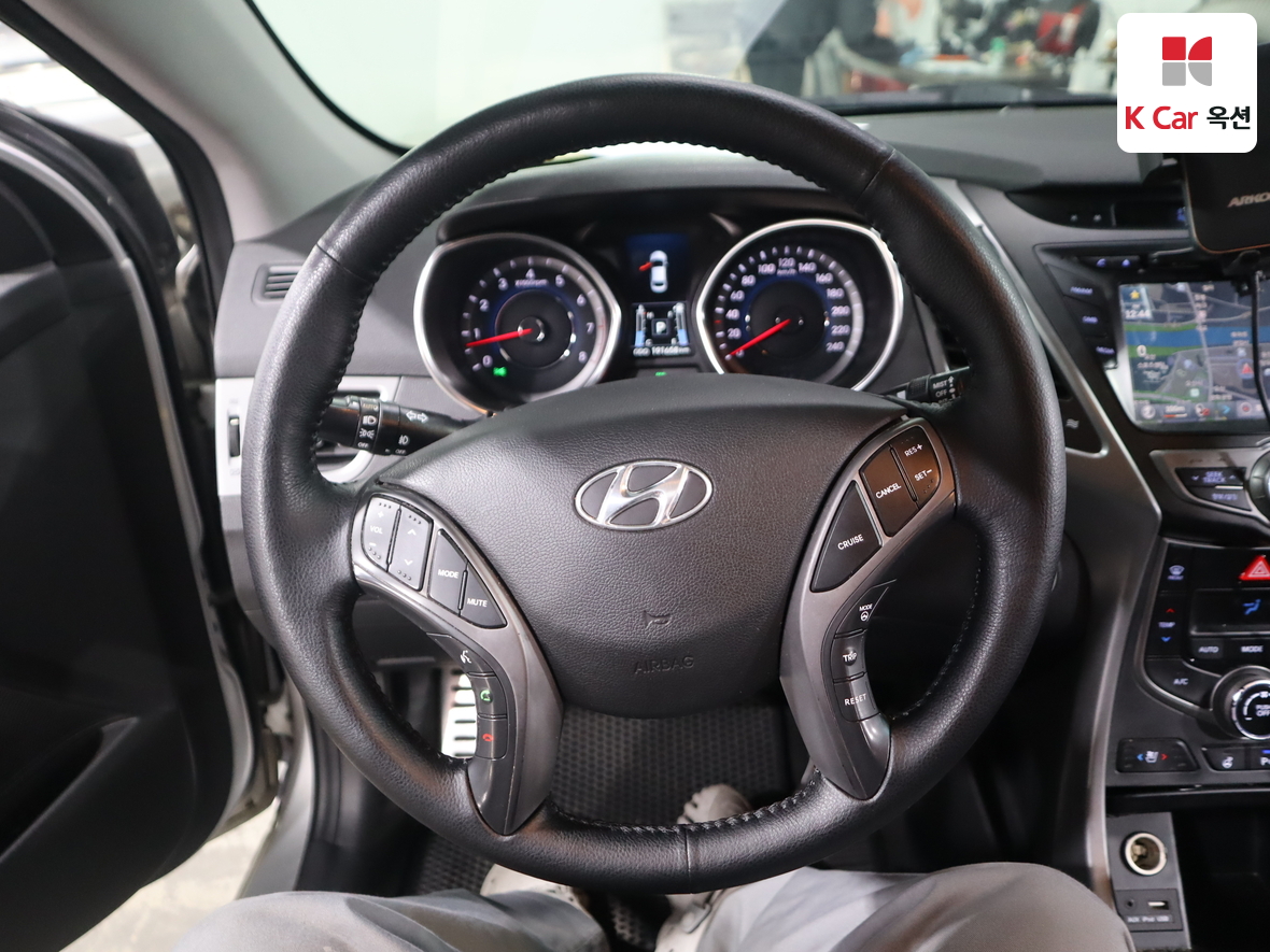 Hyundai Elantra 2015 - Image 10