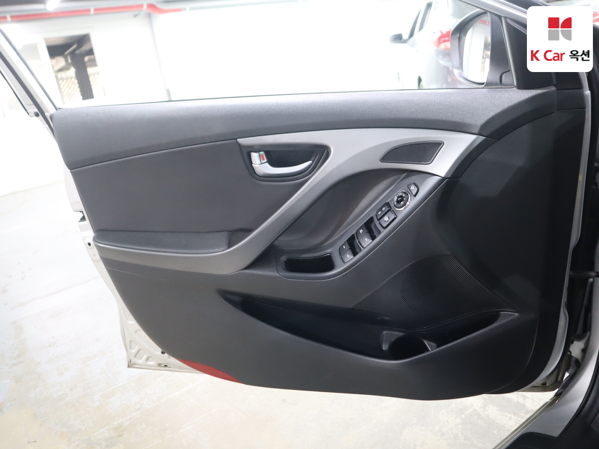 Hyundai Elantra 2015 - Image 8