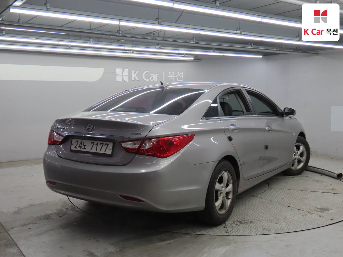 Hyundai Sonata 2011 - Image 2