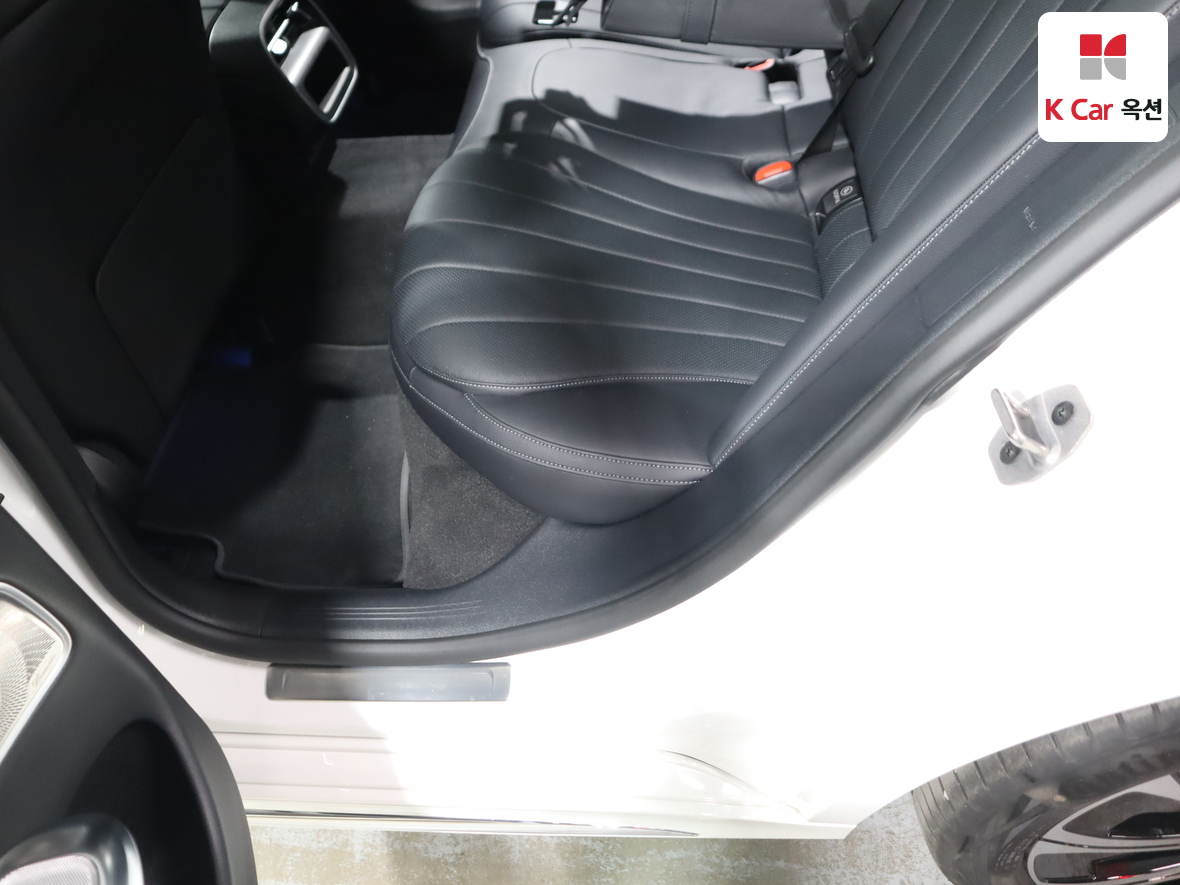 Mercedes-Benz E-Class 2025 - Image 24