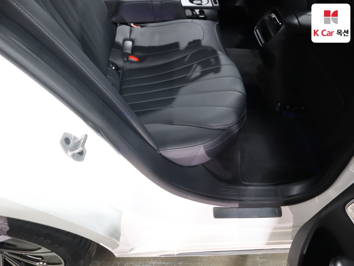 Mercedes-Benz E-Class 2025 - Image 29