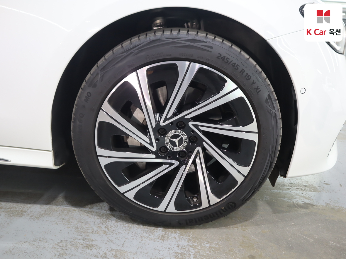 Mercedes-Benz E-Class 2025 - Image 40