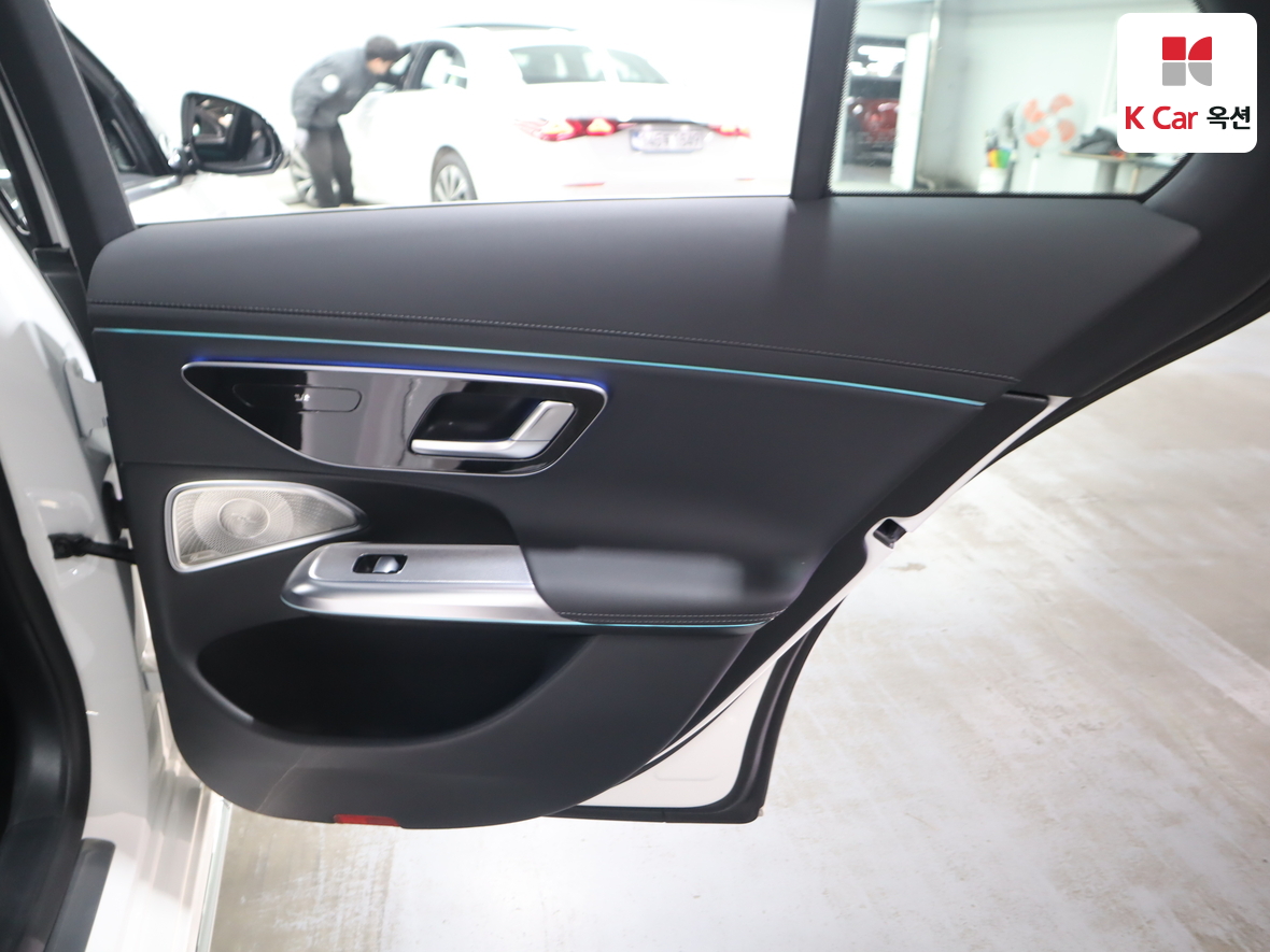 Mercedes-Benz E-Class 2025 - Image 28