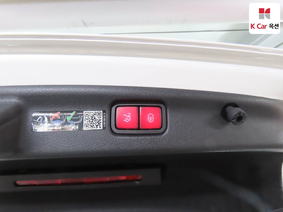 Mercedes-Benz C-Class 2025 - Image 27