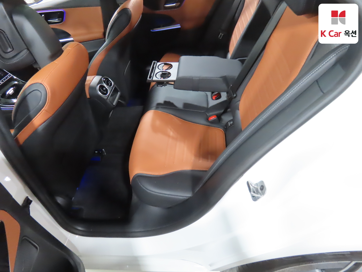 Mercedes-Benz C-Class 2025 - Image 24